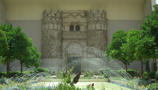 Fassade des Qasr al-Heir al-Gharbi vor dem Archäologischen Nationalmuseum in Damaskus
