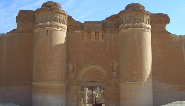 Der eindrucksvolle Eingang zum Qasr al-Heir ash-Sharqi