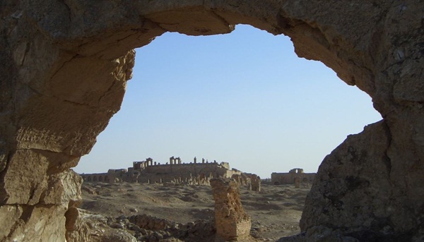 Blick von der Stadtmauer auf die Kathedrale von ar-Resafa
