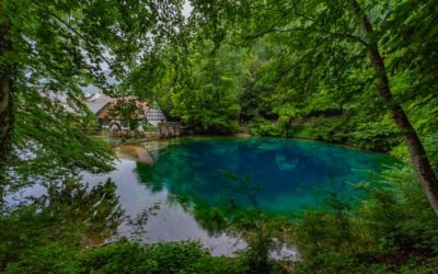 Der Blautopf See und die Blautopfhöhle auf der Schwäbischen Alb
